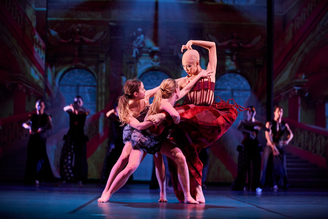 Ballett-Dortmund_ALICE_Manon-Kolanowski_Ida-Kallanvaara_Sae-Tamura_Foto-Björn-Hickmann